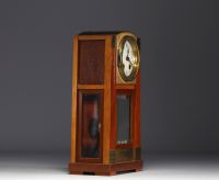 Pendule de cheminée dans le goût de Gustave Serrurier-Bovy, vers 1910-30.