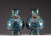 Chine - Paire de vases en bronze en émail cloisonné à décor de lotus et rinceaux, anses formées de têtes de taotie, époque Ming.