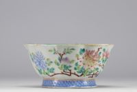 Large porcelain bowl from the Famille Rose with flowers and phoenix decoration from the 19th century