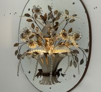 Maison Bagues - Rare paire de grandes appliques formant des corbeilles de fleurs en métal et verre surmontées de perroquets en verre moulé.