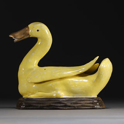 Chine - Canard en porcelaine jaune sur socle en bois, période Qing.