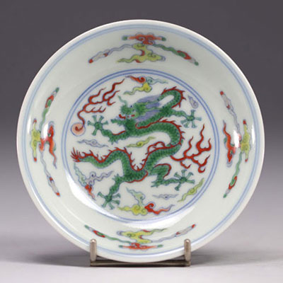 Chine - assiette en porcelaine à décor de dragons, marque sous la pièce.