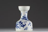 Chine - Vase en porcelaine blanc bleu à décor de dragons, marque sous la pièce, XIXème.