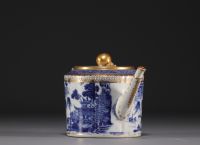 China - Blue-white porcelain teapot with gold highlights, Qianlong, 18th century.