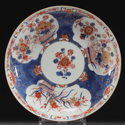 Chine -Assiette en porcelaine, décor Imari, XVIIIe siècle.