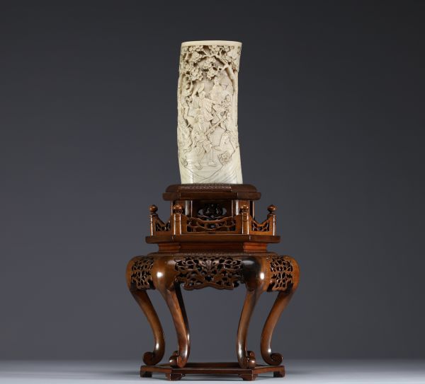 Japon - Vase en ivoire sculpté sur un socle en bois époque Meiji vers 1900.