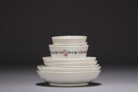 Chine - Ensemble de bols et soucoupes en porcelaine de la famille rose.