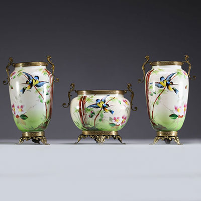 Three-piece opaline decoration with birds on bronze mount, Napoleon III period.