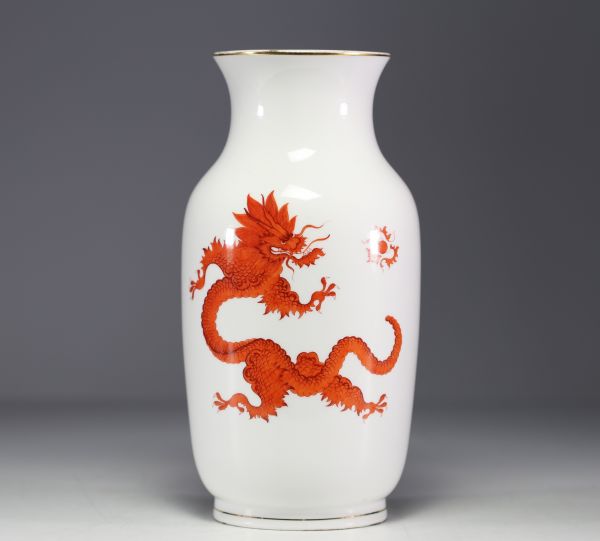 Meissen - Vase en porcelaine à décor de dragons orange sur fond blanc.