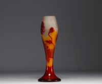 Émile GALLÉ (1846-1904) Vase en verre multicouche dégagé à l'acide à décor de fleurs de pavot, signature à l'étoile.