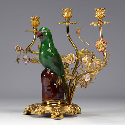 Bougeoir à décor d'un perroquet en porcelaine de chine et bronze doré agrémenté de fleurs XIXème