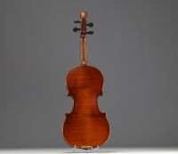 Violon de marque Remy orné d'une tête de chimère sculptée, marque au fer intérieur, époque XIXème.