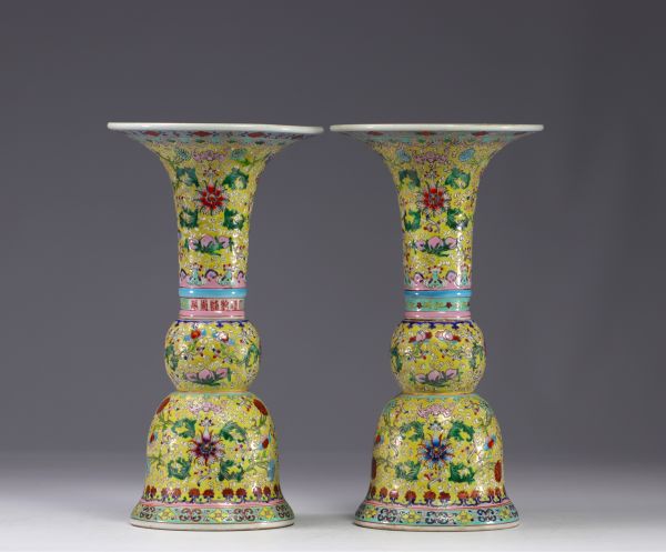 Chine - Paire de vases en porcelaine sur fond jaune à décor floral, époque Qing.