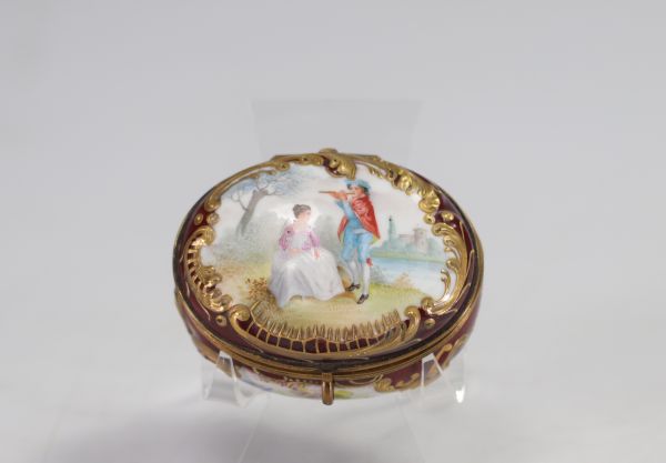 Porcelain box with a romantic decoration of two figures in the Sèvres style