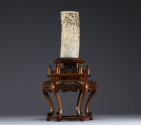 Japon - Vase en ivoire sculpté sur un socle en bois époque Meiji vers 1900.