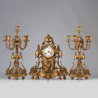 (3) Garniture avec une pendule et deux candélabres en bronze doré