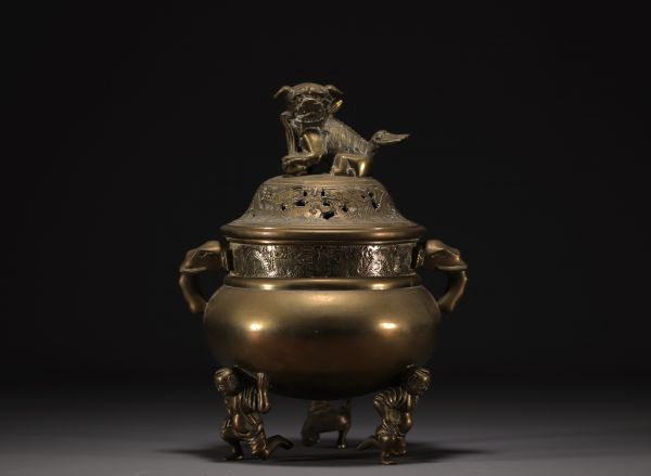 Chine - Brûle parfum en bronze, couvercle surmonté d'un Chien de Fô.