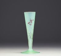 DAUM Nancy - Vase en verre givré dégagé à l'acide à décor émaillé de violettes sauvages, signé et dédicacé 