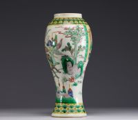 Chine - Vase en porcelaine polychrome famille verte à décor de personnages, XIXème.