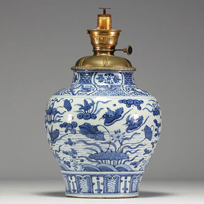 Chine - Vase en porcelaine blanc bleu à décor floral et d'oiseaux, époque Ming