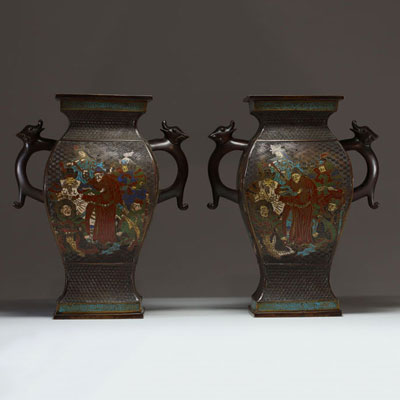 Japon - Paire de vases balustre en bronze patiné et émaux cloisonnés à décor de personnages, époque Meiji, marque en creux sous les pièces.