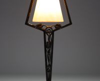 Charles SCHNEIDER (1881-1953) Lampe Art Nouveau en métal martelé et feuillage, globe central nuagé coloré, signée.