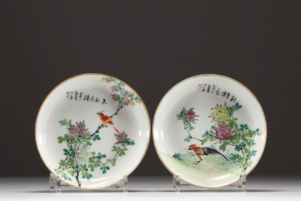 Chine - Paire d'assiettes en porcelaine polychrome à décor d'oiseaux et de calligraphie, marque d'artiste, XIXème.