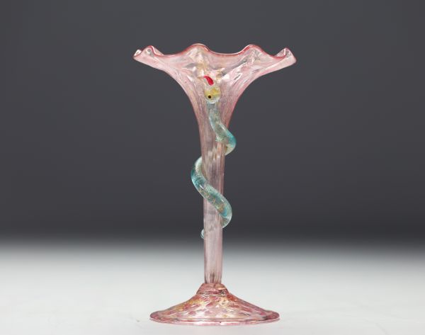 Murano - Vase sur pied en verre soufflé rose et paillettes d'or, un serpent enroulant le pied.