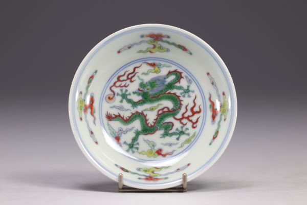 Chine - assiette en porcelaine à décor de dragons, marque sous la pièce.