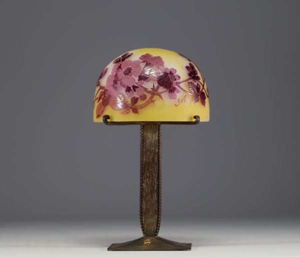 Émile GALLÉ (1846-1904) Lampe de table en verre multicouche dégagé à l'acide à décor de fleurs de cerisier du Japon, pied en métal martelé, signée sur l'abat jour.