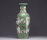 China - Green family porcelain vase decorated with warriors, 19th century.