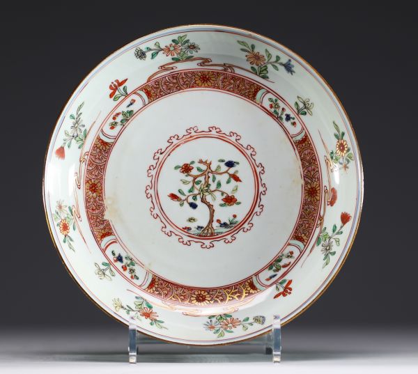 Chine - Assiette en porcelaine polychrome à décor d'arbres et de fleurs, XVIIIème.