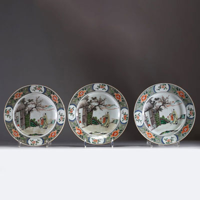 Chine - Ensemble de trois assiettes en porcelaine polychrome famille verte à décor de personnages, XVIIIème.