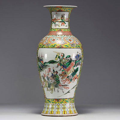 Chine - Vase en porcelaine polychrome famille verte à décor de guerriers, XIXème.