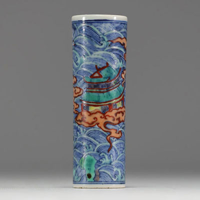 Chine - Petit vase rouleau en porcelaine polychrome à décor de maison traditionnelle, de vagues et d'oiseaux, marque au bleu, époque XIXème.