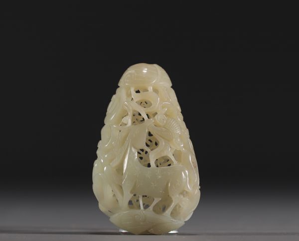 Chine - Pendentif en jade blanc sculpté et ajouré à décor d'animaux, époque XVIIIème.