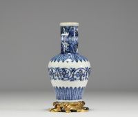 Chine - Vase en porcelaine blanc bleu monté bronze, marque Wanli, dynastie Ming.