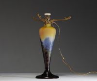 Émile GALLÉ (1846-1904) - Rare lampe champignon en verre multicouche dégagé à l'acide à décor vosgien et aux aigles sur l'abat jour, signée.