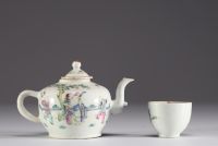 Chine - Théières et son bol en porcelaine de la famille rose à décor de personnages, XIXème siècle.