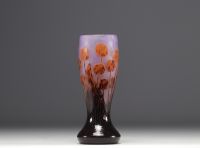 Charles SCHNEIDER (1881-1953), vase aux cerises en verre multicouches.