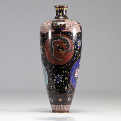 Vase en émaux cloisonnés à décor d'un dragon et d'un phénix sur fond bleu d'époque Meiji (明治時代) du XIXe siècle