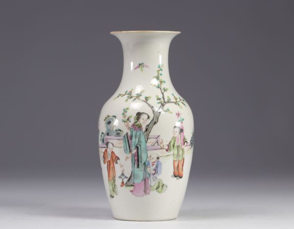 Vase en porcelaine de chine de la Famille Rose à décor de personnages et d'un arbre sur fond blanc