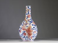 Chine - Vase en porcelaine polychrome à décor d'un dragon, d'un phénix et de fleurs de pivoines rouge cuivre, époque Qianlong.