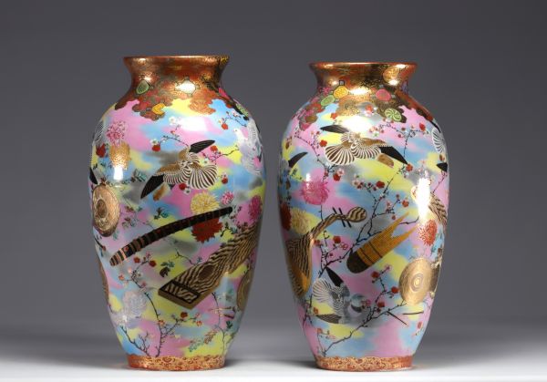 Japon - Paire de vases Satsuma à décor de colombes, de pigeons et de fleurs, d'époque Meiji.