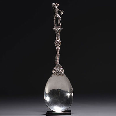 Solid silver ragout spoon surmounted by a pitre, court entertainer, 18th century.