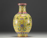 Chine - Vase en porcelaine de la famille rose sur fond jaune marque au bleu sous la pièce.