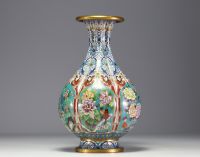 Chine - Vase en émail cloisonné à décor floral.