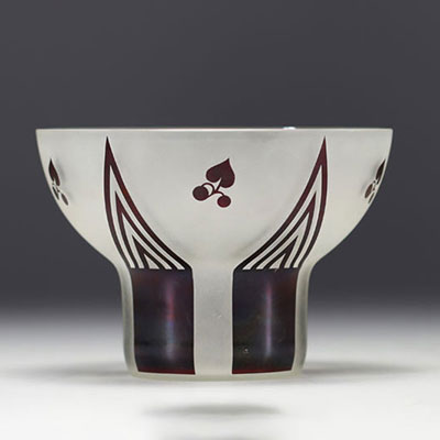 Josef HOFFMANN (1870-1956) et LOETZ - Coupe en  verre incolore, décor teinté et gravé en rouge rubis, vers 1912.