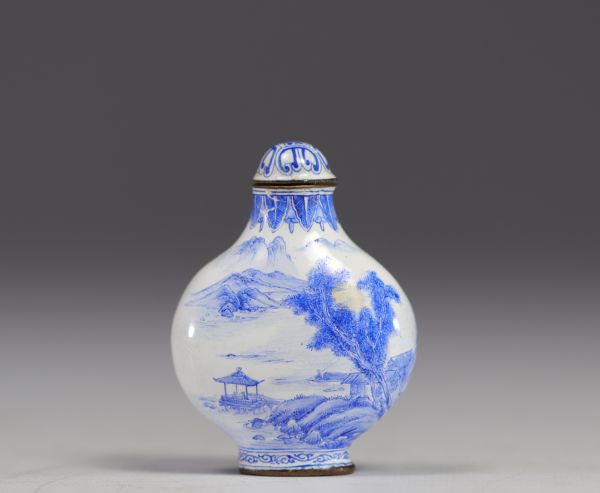 China- white and blue enameled porcelain snuffbox, Qing period.