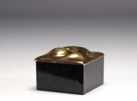 Monique GERBER (XXe siècle) Boîte couverte en bronze bois et laque noire.